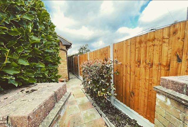 Charfleets Fencing | We supply, deliver and fit all aspects of Quality Fencing at TRADE PRICES | T: 01268 696 930 | FAST Delivery across Essex, Herts, Kent, London & Surrey | www.charfleetsfencing.co.uk Charfleets Fencing