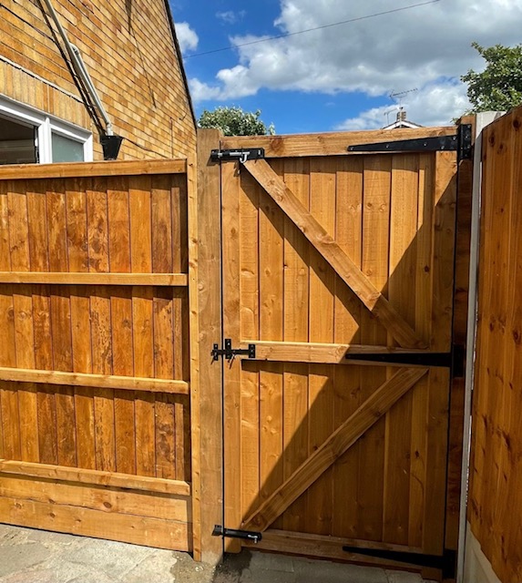 Charfleets Fencing | We supply, deliver and fit all aspects of Quality Fencing at TRADE PRICES | T: 01268 696 930 | FAST Delivery across Essex, Herts, Kent, London & Surrey | www.charfleetsfencing.co.uk Charfleets Fencing