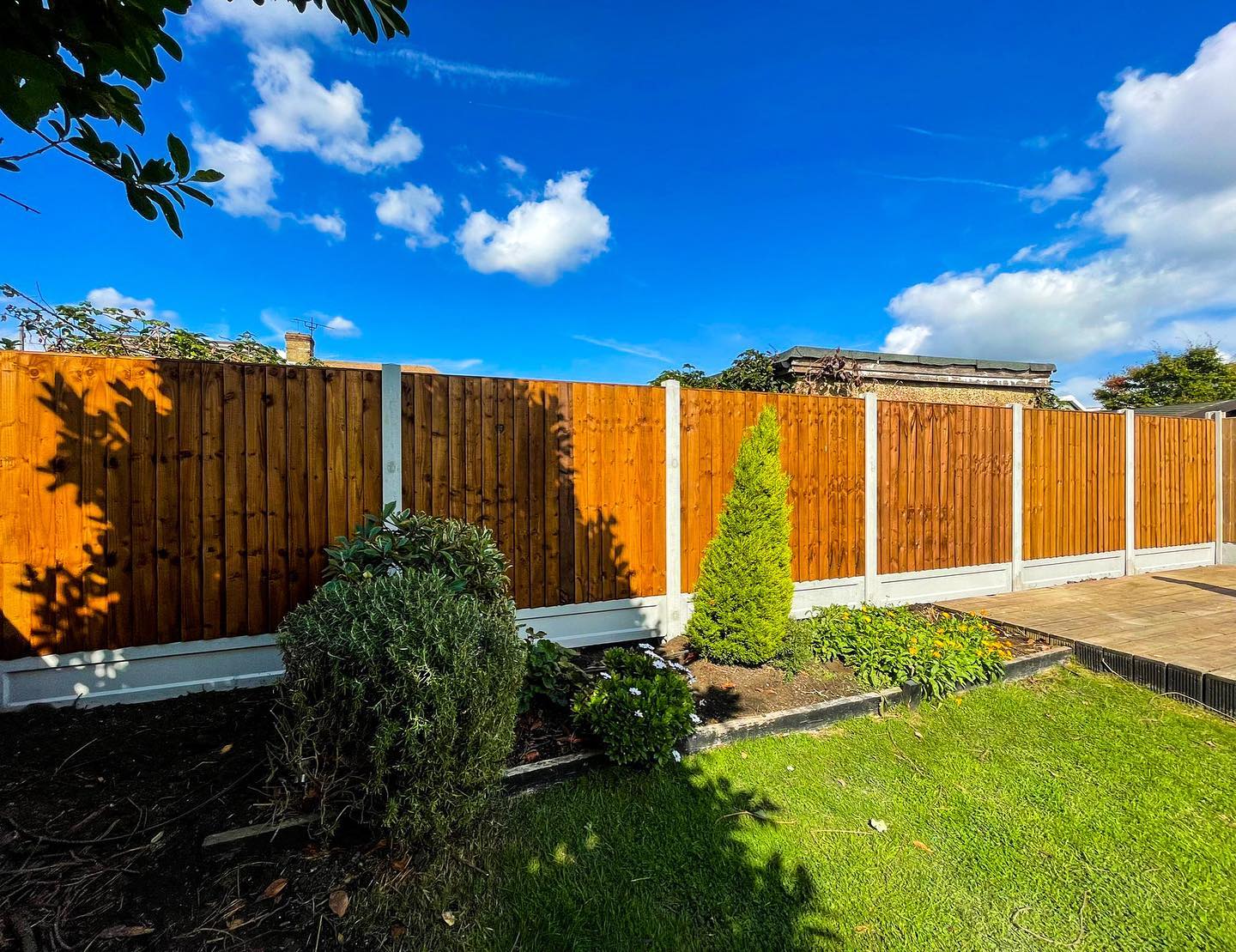 Charfleets Fencing | We supply, deliver and fit all aspects of Quality Fencing at TRADE PRICES | T: 01268 696 930 | FAST Delivery across Essex, Herts, Kent, London & Surrey | www.charfleetsfencing.co.uk Charfleets Fencing