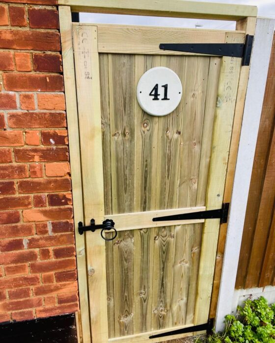 Charfleets Fencing | We supply, deliver and fit all aspects of Quality Fencing at TRADE PRICES | T: 01268 696 930 | FAST Delivery across Essex, Herts, Kent, London & Surrey | www.charfleetsfencing.co.uk Charfleets Fencing