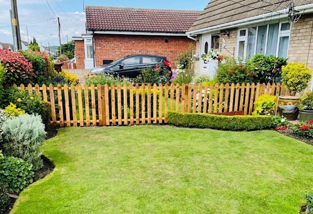 Charfleets Fencing | We supply, deliver and fit all aspects of Quality Fencing at TRADE PRICES | T: 01268 696 930 | FAST Delivery across Essex, Herts, Kent, London & Surrey | www.charfleetsfencing.co.uk Charfleets Fencing