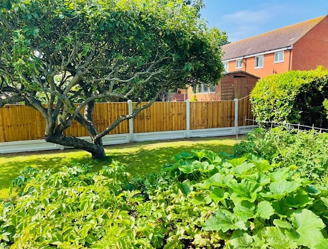 Charfleets Fencing | We supply, deliver and fit all aspects of Quality Fencing at TRADE PRICES | T: 01268 696 930 | FAST Delivery across Essex, Herts, Kent, London & Surrey | www.charfleetsfencing.co.uk Charfleets Fencing
