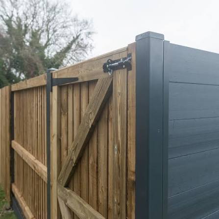 Charfleets Fencing | We supply, deliver and fit all aspects of Quality Fencing at TRADE PRICES | T: 01268 696 930 | FAST Delivery across Essex, Herts, Kent, London & Surrey | www.charfleetsfencing.co.uk Charfleets Fencing